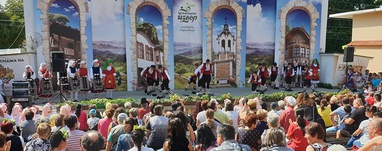 Ансамбъл „Добротица” отново с две награди от „Фолклорен извор” в с.Царевец