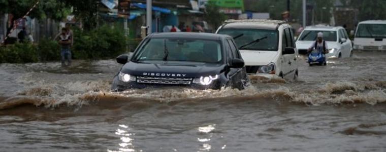 Близо 100 загинали при наводнения в Индия 