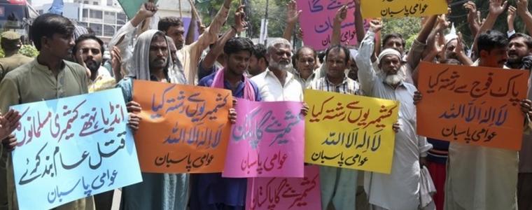 Кашмир под блокада: няма телефони и интернет, местни водачи са арестувани. Десетки хиляди военни са по улиците