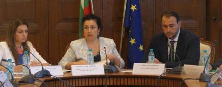 Танева: Няма логика да ограничаваме търговията със зърно заради чумата