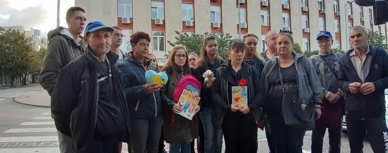 Близки на убитото в Сотиря момиче излязоха на протест пред съда в Сливен