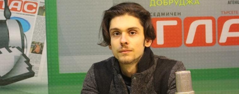 Произведения на добричкия композитор Милен Апостолов звучат тази седмица от Фонтана на площад „Демокрация“