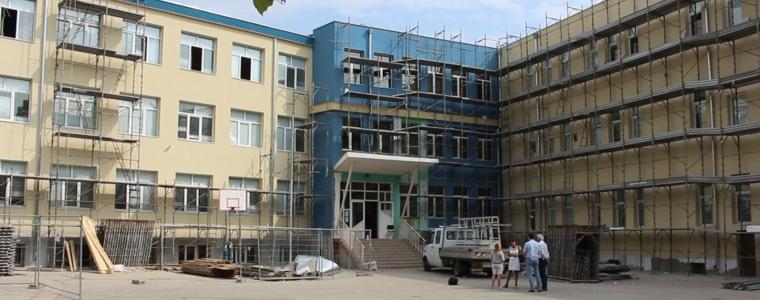 Учениците на ПМГ започват годината в 2 други училища, в ОУ „Христо Ботев“ ще се учи на 3 смени (ВИДЕО)