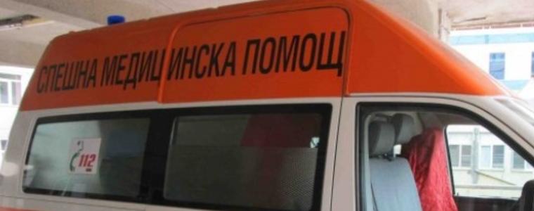 В тъмното кола удари мъж, движещ се на пътното платно на междуселски път