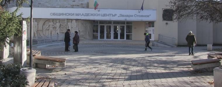 Засаждат дървета около Младежки център - Добрич