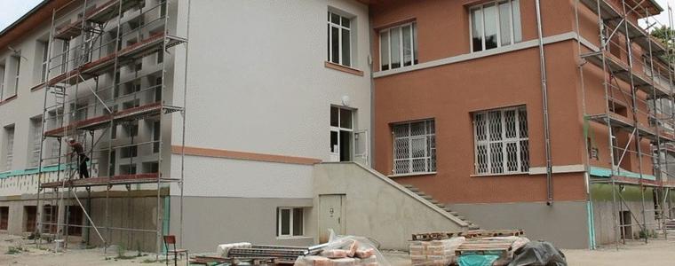 Дефекти в ремонтните дейности в Езикова гимназия налагат въвеждане на трисменен режим на обучение