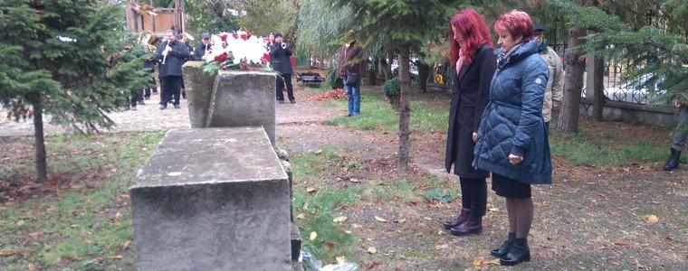 Отдадоха почит на паметната плоча на първото взаимно училище в Добрич