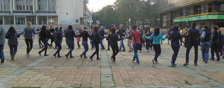 Възобновяват се народните хора на площад "Демокрация" в Добрич