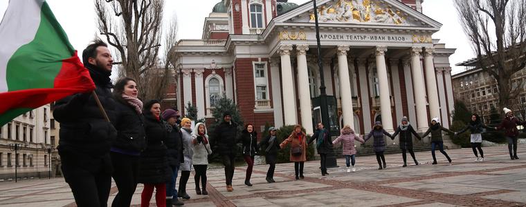 Танцуващите пред Народния театър: Дори във времена на робство никой не е спирал хората