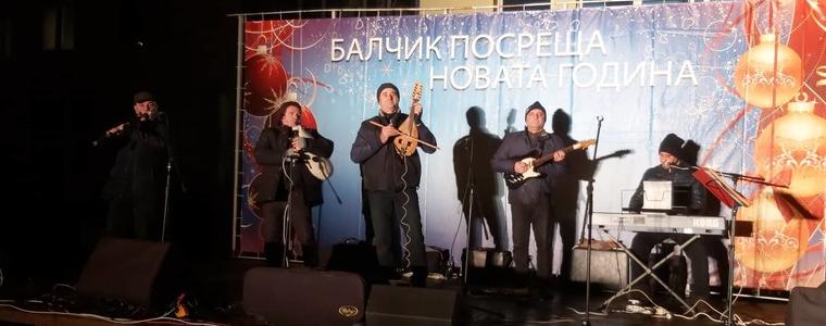 Балчик посрещна Новата година с фолклорен концерт (ВИДЕО)