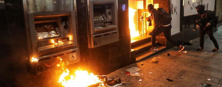 Десетки хиляди протестират в Хонконг, има сблъсъци с полицията