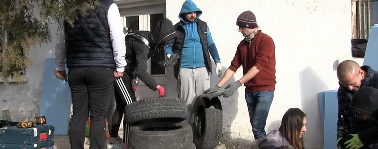 Добричлии с големи сърца изработиха къщички за бездомни кучета и котки (ВИДЕО)