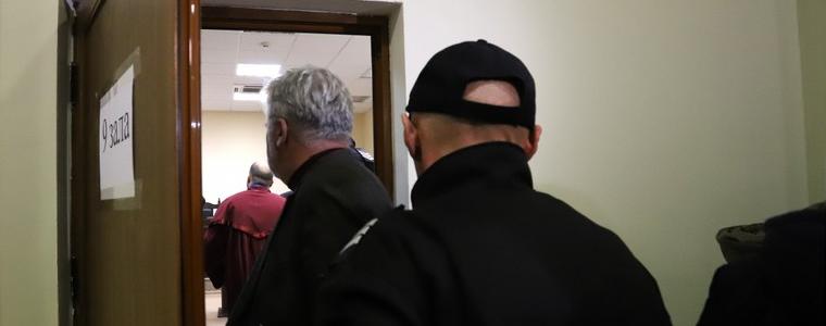 7-те митничари остават в ареста