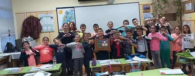 Деца даряват обич и съпричастност на деца 