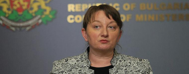 Сачева: Българският модел за социална политика не разделя детето от семейството