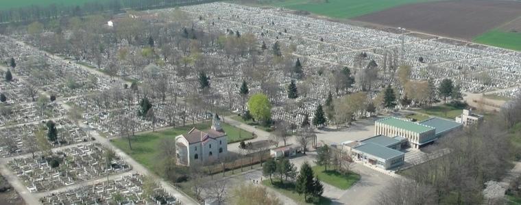 Вятърът вчера увредил надгробни плочи в Гробищния парк на Добрич