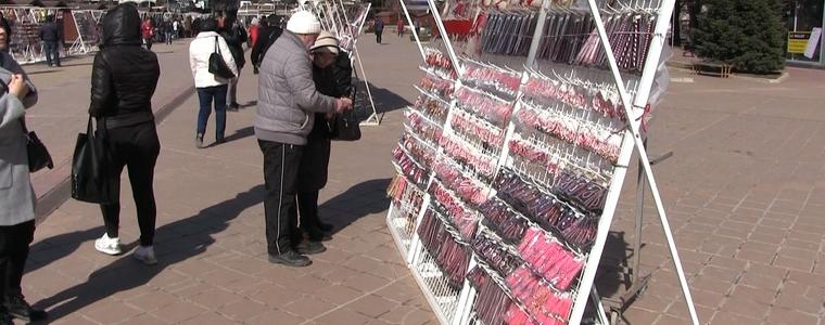 Все по-слаба търговия на мартеници, производители се жалват от евтиния китайски внос (ВИДЕО)