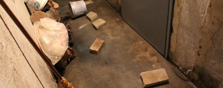  Задръстен  мръсен канал вследствие на водния цикъл тормози жителите на 28 блок в  Балик (ВИДЕО)