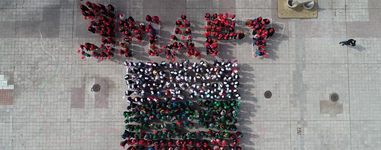 400 деца от СУ „Св. Климент Охридски“ оформиха българския флаг в чест на Трети март (ВИДЕО)