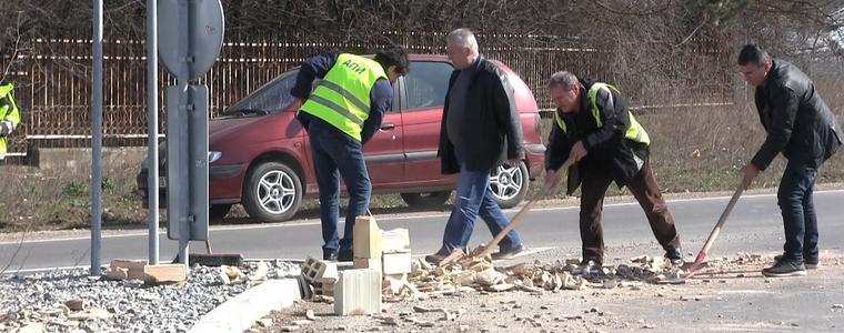 Безотговорен шофьор разсипа тухли на кръговото за Албена (ВИДЕО)
