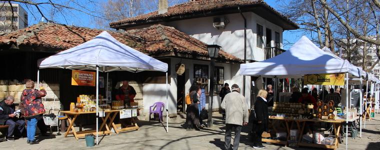 Фермерският пазар- безопасно място за пазаруване в Добрич. Топ-продуктът днес-сладко от горски ягоди (ВИДЕО)