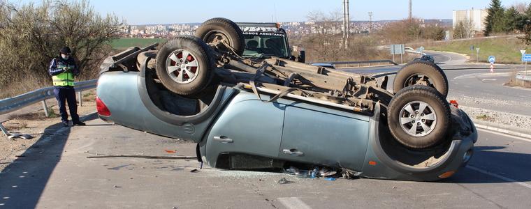 Мъж се отърва без наранявания след преобръщане на колата на заледен участък (ВИДЕО)