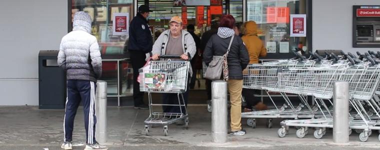 Опашка от възрастни хора сутринта – само пред един магазин в Добрич (ВИДЕО)