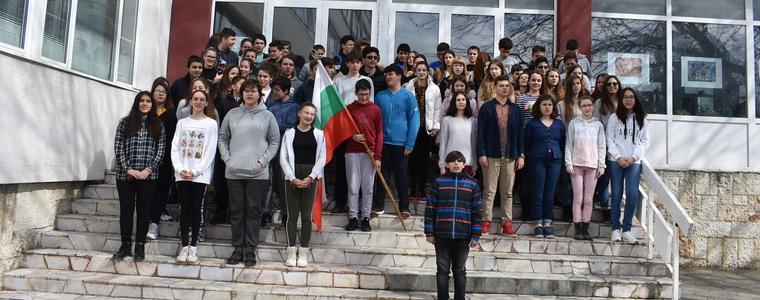 Седмокласници от СУ “П. Р. Славейков“ групово рецитираха „Опълченците на Шипка“