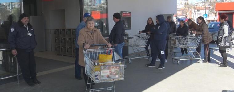 В магазините пускат по един, но на опашките отвън малцина спазват дистанция от поне метър (ВИДЕО)