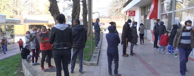  Десетки роми без ред и правила чакат да си вземат детските в Добрич (ВИДЕО)