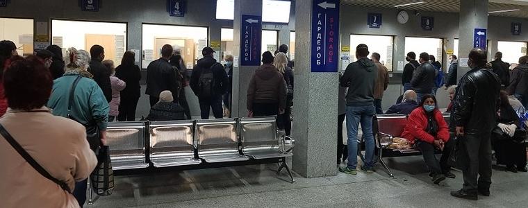 Хаос на Централната гара в София заради забраните за пътуване