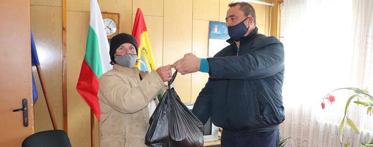 Над 170 жители на община Г.Тошево получиха пакети с хранителни продукти