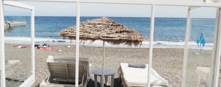 На Санторини оградиха шезлонгите с плексиглас, за да се върнат туристите