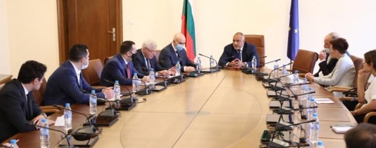 Отварят и моловете в понеделник