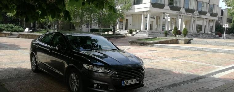 Паркиран пред галерията автомобил притесни добричлии. Колата има пропуск