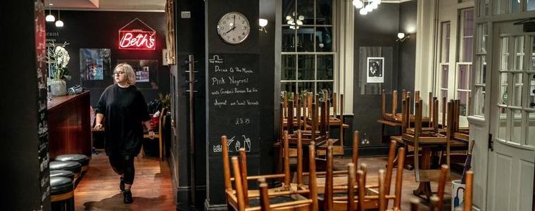 Пъбовете и фризьорските салони във Великобритания няма да отворят преди юли