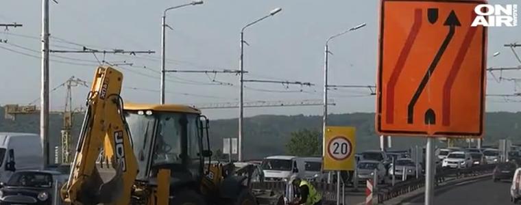 Тапи и задръстване на Аспаруховия мост заради ремонта