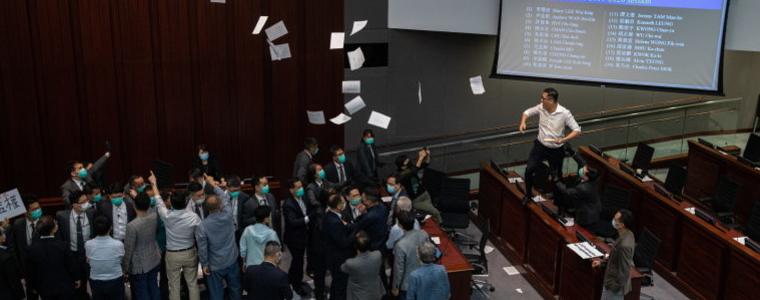 Законопроект за химна предизвика бой в парламента на Хонконг (ВИДЕО)
