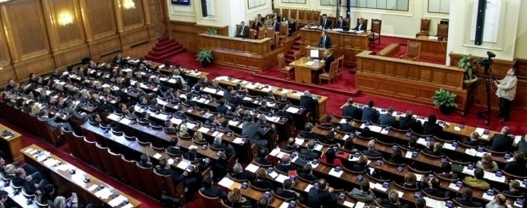 БСП се ядоса, Борисов не дойде в НС за вота на недоверие