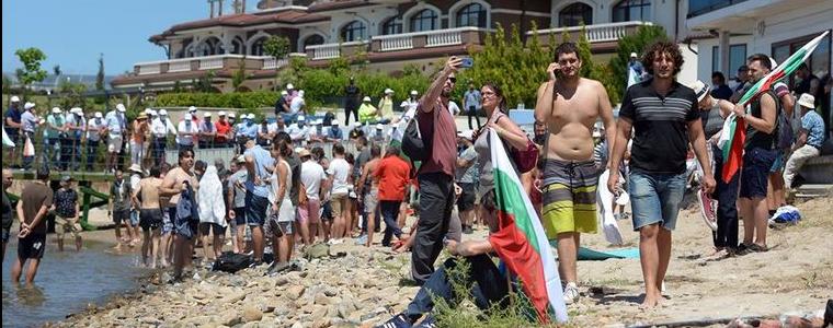 Носят знамето от Росенец на протеста в София