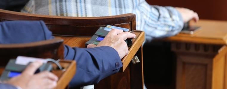 Парламентът намали ДДС на 9% за вино, бира, екскурзии и басейни