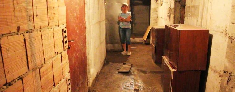 Питейна вода се излива от години в мазата на блок в Добрич (ВИДЕО)