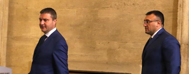 Трима министри подават оставки 