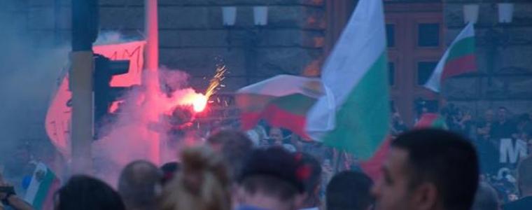 Трима ранени, шестима задържани при възникналото напрежение пред МС