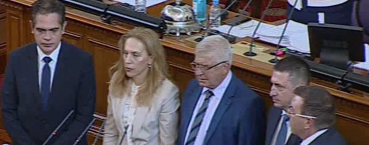 В отсъствието на Борисов парламентът одобри промените в правителството