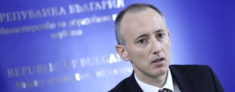 Вълчев обеща: Следващата учебна година започва присъствено