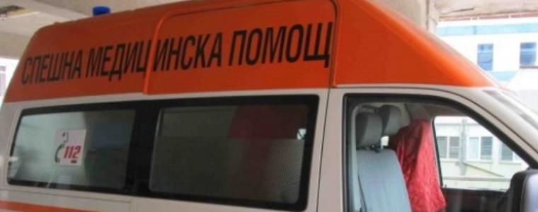 82-годишен шофьор се заби в крайпътно дърво. Пострада 70-годишна жена