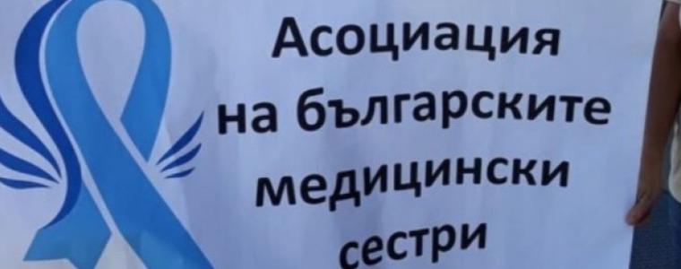 И медицински сестри опъват палатки пред Министерския съвет