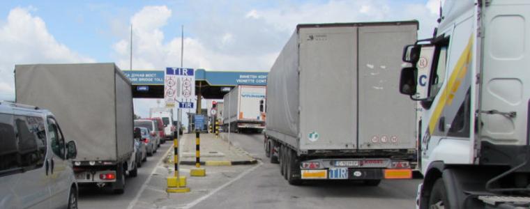 Огромни опашки от тирове и дълго чакане на "Дунав мост 2"