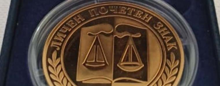 Зам.-председателят на Окръжния съд Адриана Панайотова получи златен почетен знак за пенсионирането си